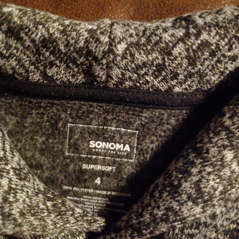 Sonoma sweater size 4 BOYS. - Picture 3 of 3